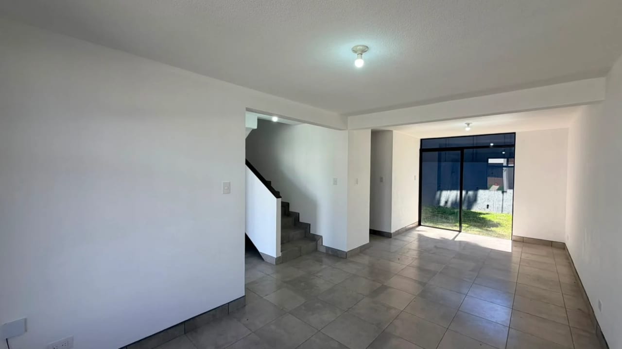 Casa Nueva en Renta en Condominio Paseo Santa Lucia — Casa en Alquiler en Santa Lucía Milpas Altas, Sacatepéquez — foto 1 de 5