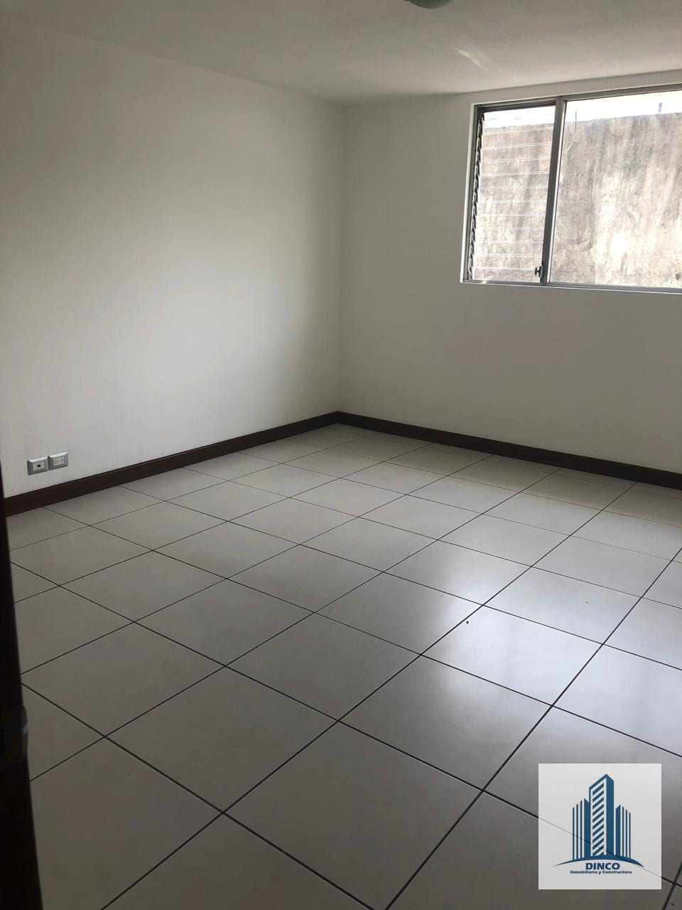 Alquilo Casa Sobre la 20 Calle Zona 10 — Casa en Alquiler en Zona 10, Guatemala, Ciudad — foto 2 de 7