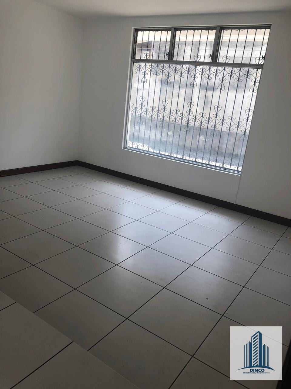 Alquilo Casa Sobre la 20 Calle Zona 10 — Casa en Alquiler en Zona 10, Guatemala, Ciudad — foto 4 de 7