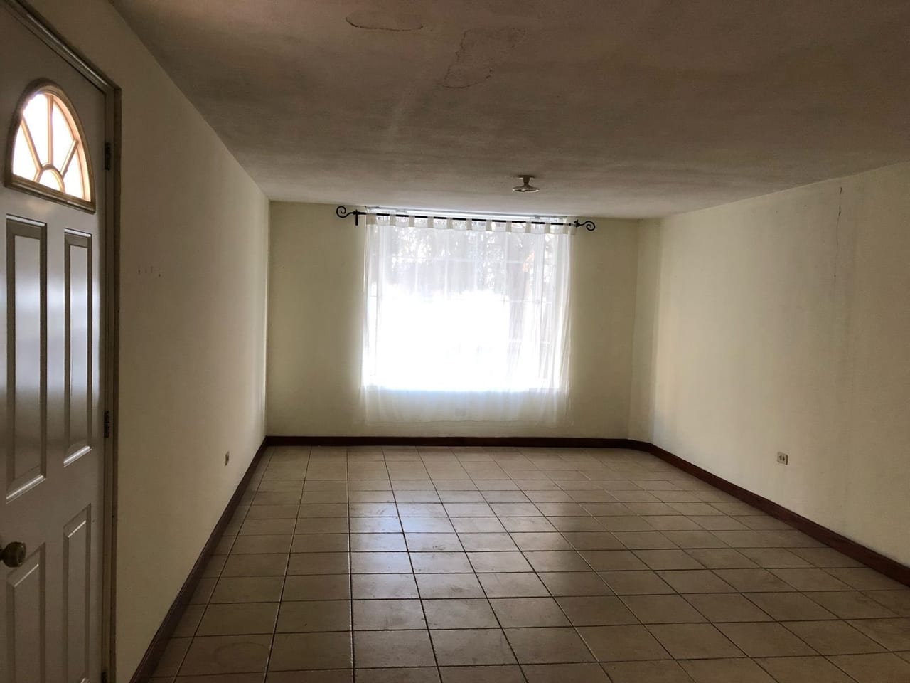 Casa en Venta Valles de San Cristobal — Casa en Venta en Jardines de San Cristóbal, Zona 8 Mixco, Guatemala, Ciudad — foto 1 de 4