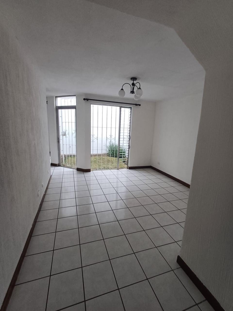 Townhouse en Venta San Cristobal — Casa en Venta en Pinares de San Cristobal, Zona 8 Mixco, Guatemala, Ciudad — foto 1 de 4