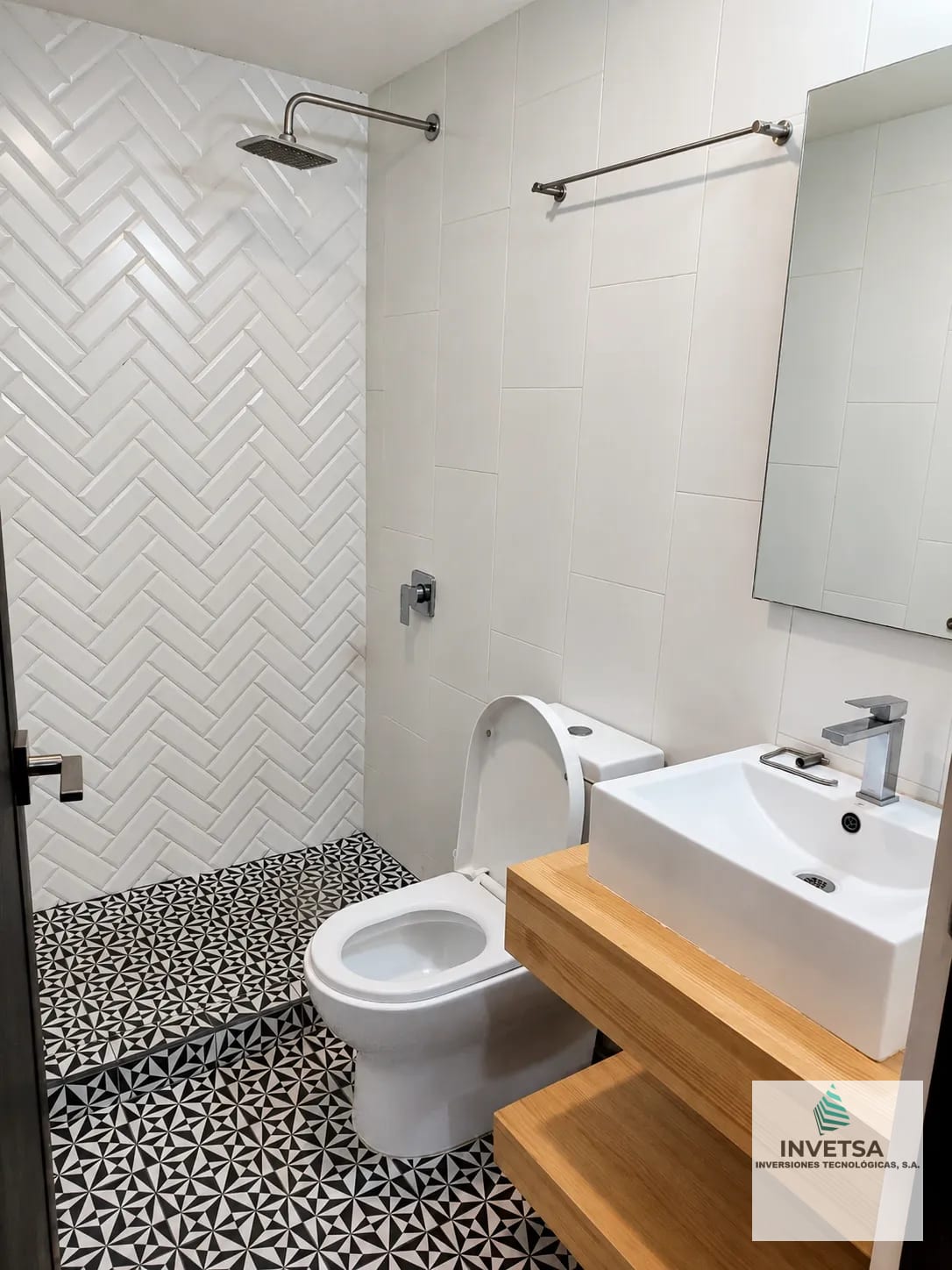 Baño — APARTAMENTO EN RENTA - La Villa, Edificio Zoe Zona 14 — Apartamento en Alquiler en Zoe Apartments, Zona 14, Guatemala, Ciudad — foto 10 de 16