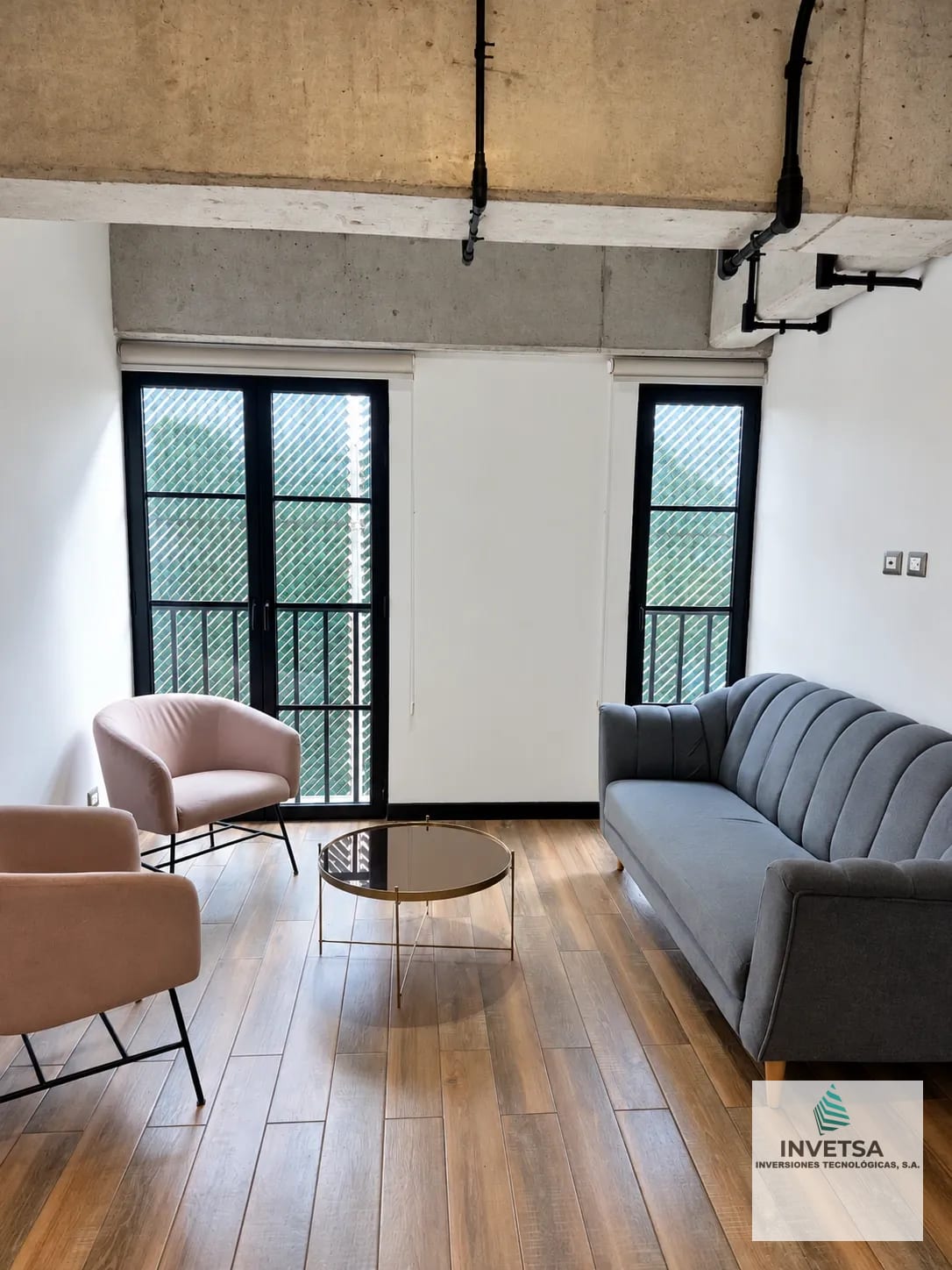 Sala — APARTAMENTO EN RENTA - La Villa, Edificio Zoe Zona 14 — Apartamento en Alquiler en Zoe Apartments, Zona 14, Guatemala, Ciudad — foto 4 de 16