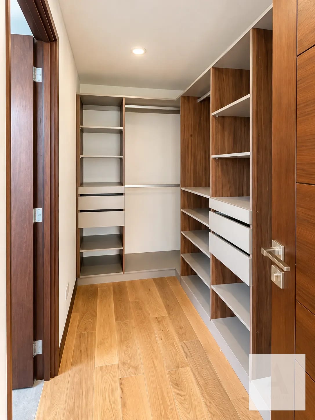 Walkin closet — Apartamento en renta | Reserva 5ta Avenida, Zona 14 | 3 habitaciones — Apartamento en Alquiler en Quinta Avenida, Zona 14, Guatemala, Ciudad — foto 10 de 14