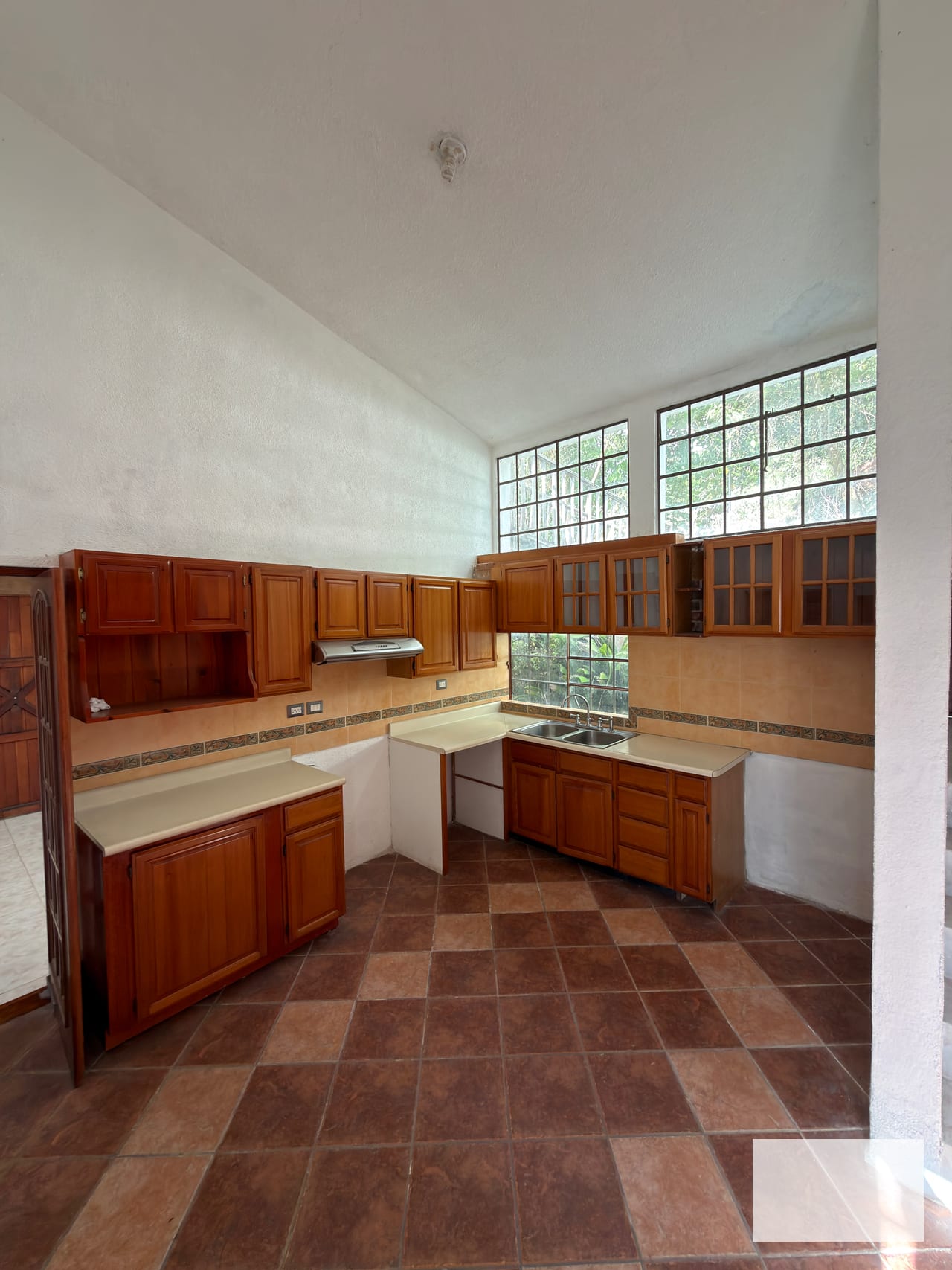 Casa en venta en Residencial exclusivo en zona 16 sector la montaña — Casa en Venta en La Montaña, Zona 16, Guatemala, Ciudad — foto 4 de 9