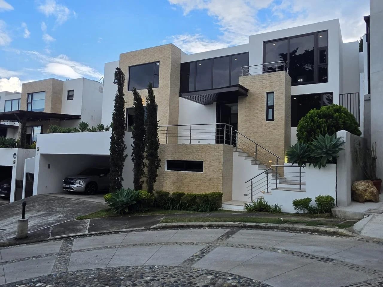 Espectacular residencia en venta en zona 16 Lomas de San Isidro — Casa en Venta en Lomas de San Isidro, Zona 16, Guatemala, Ciudad — foto 1 de 15
