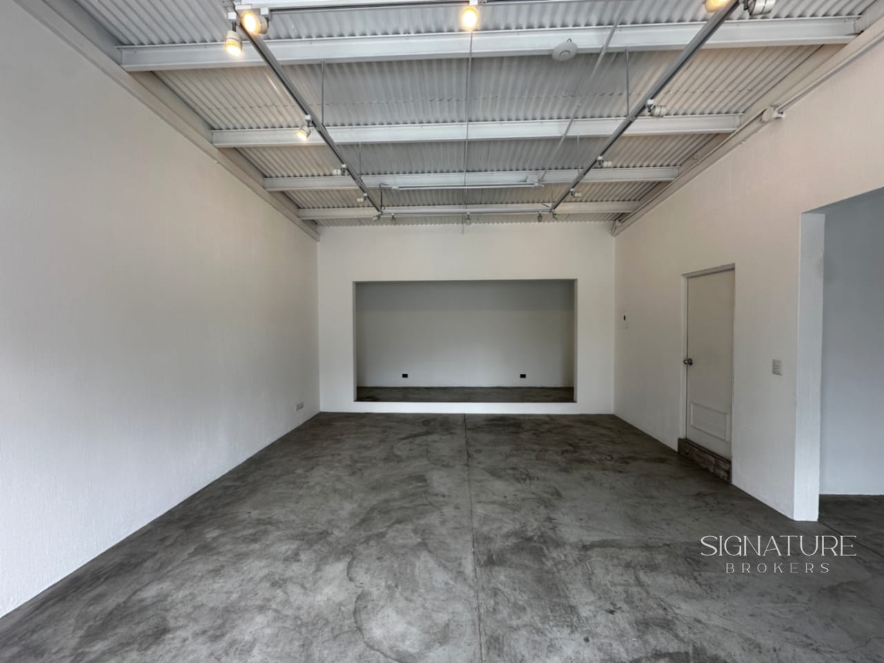 Local en Renta para Showroom- Plaza Via Fontana Z.14 — Local en Alquiler en Zona 14, Guatemala, Ciudad — foto 4 de 7