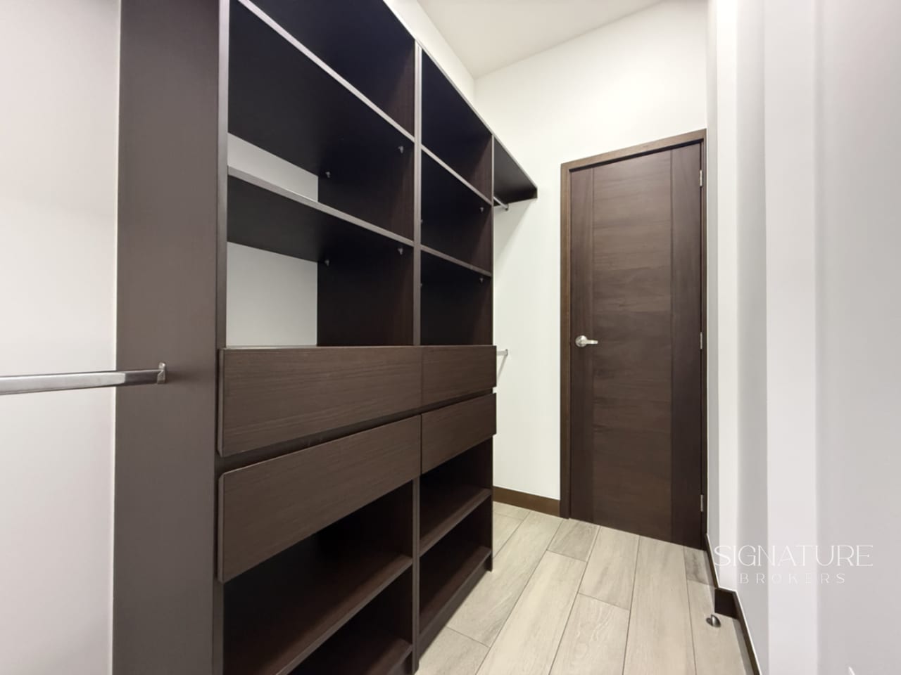 Closet — Apartamento en Renta - Novus, Zona 14 — Apartamento en Alquiler en Novus, Zona 14, Guatemala, Ciudad — foto 6 de 13