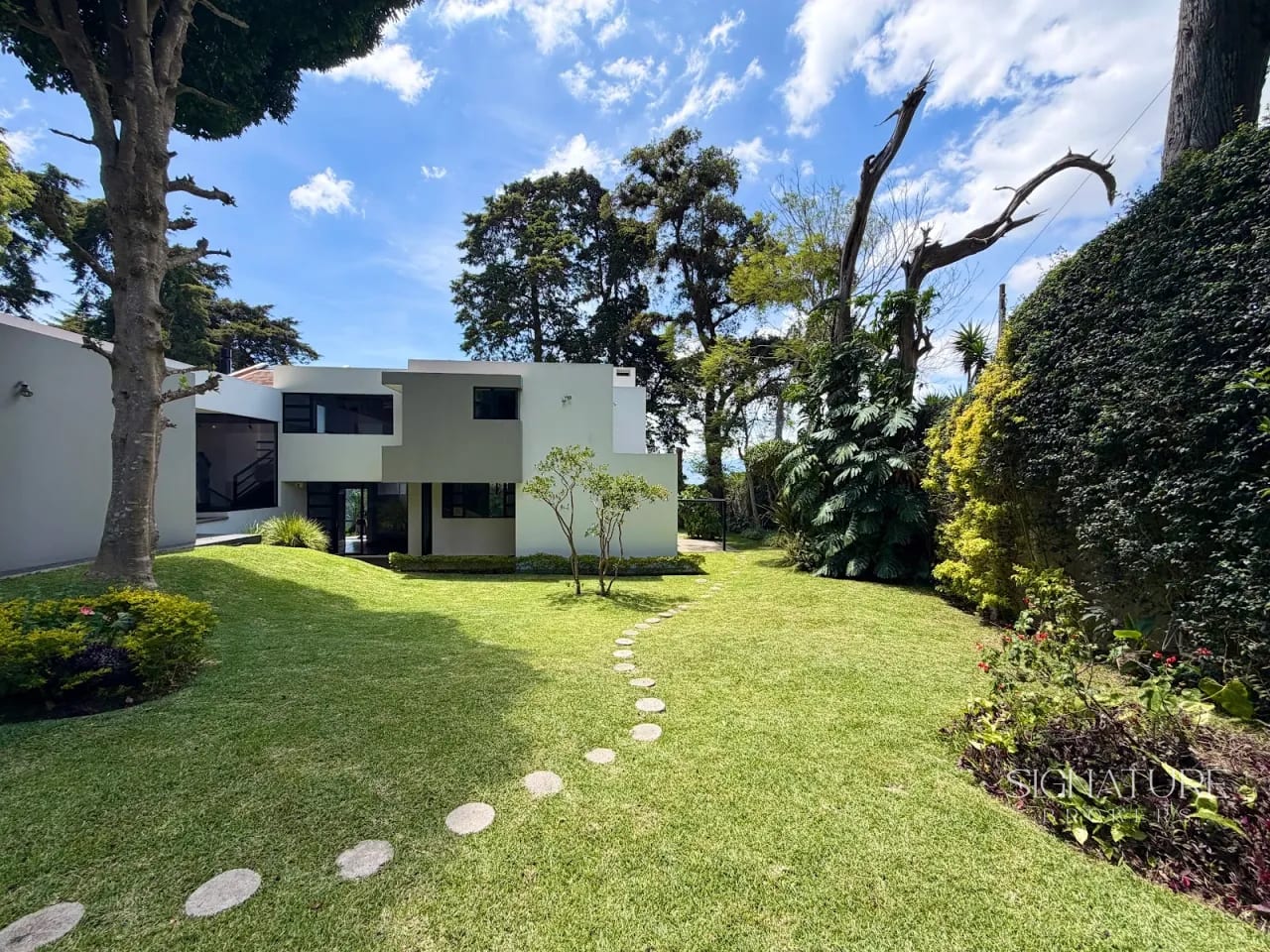 Casa en Renta – Lomas del Bosque, Finca La Plata Z.10 — Casa en Alquiler en Zona 10, Guatemala, Ciudad — foto 1 de 10