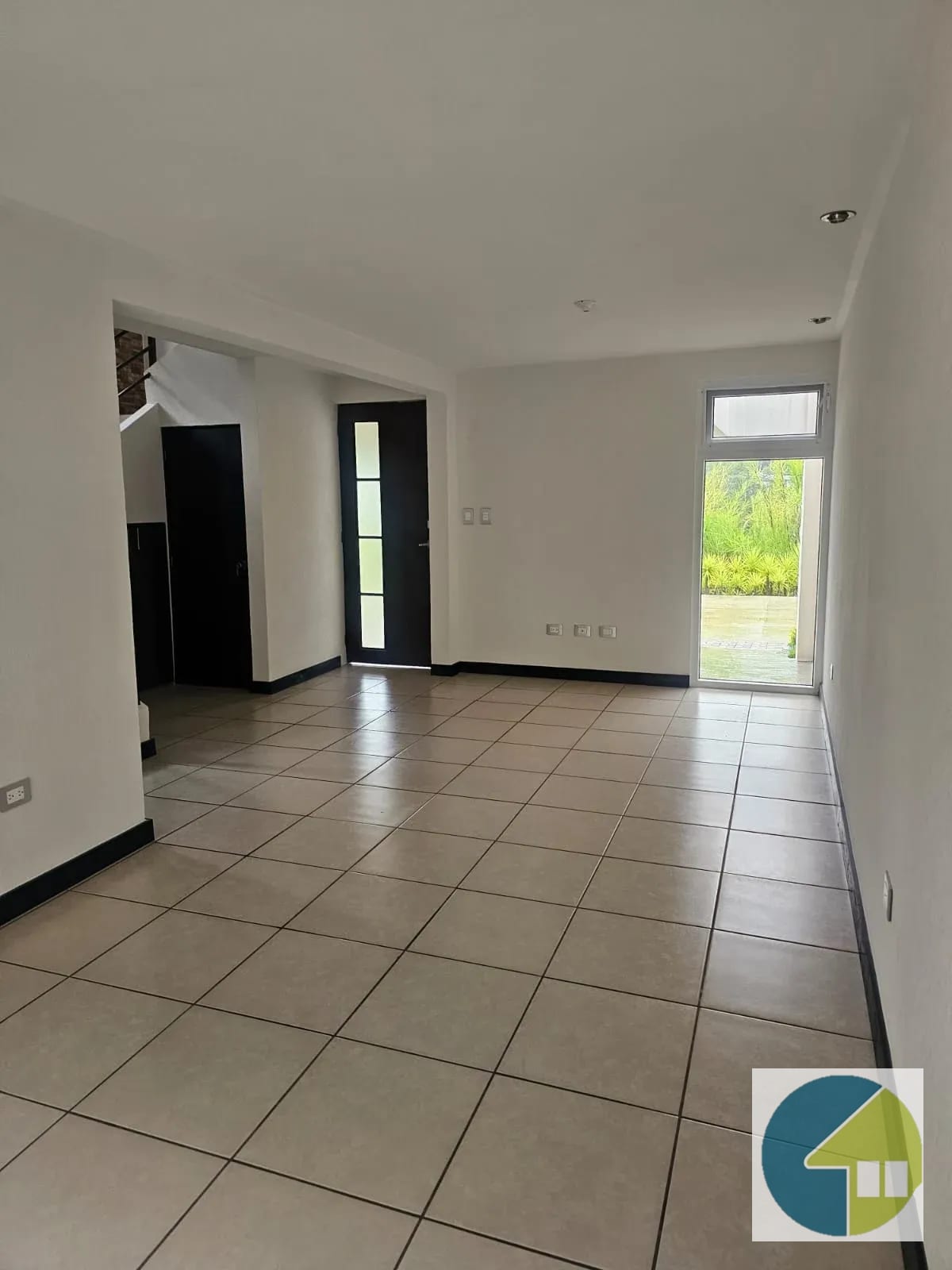 Sala — Para Estrenar Casas con Preciosa Pérgola — Casa en Venta en Carretera a El Salvador, Guatemala, Ciudad — foto 2 de 14