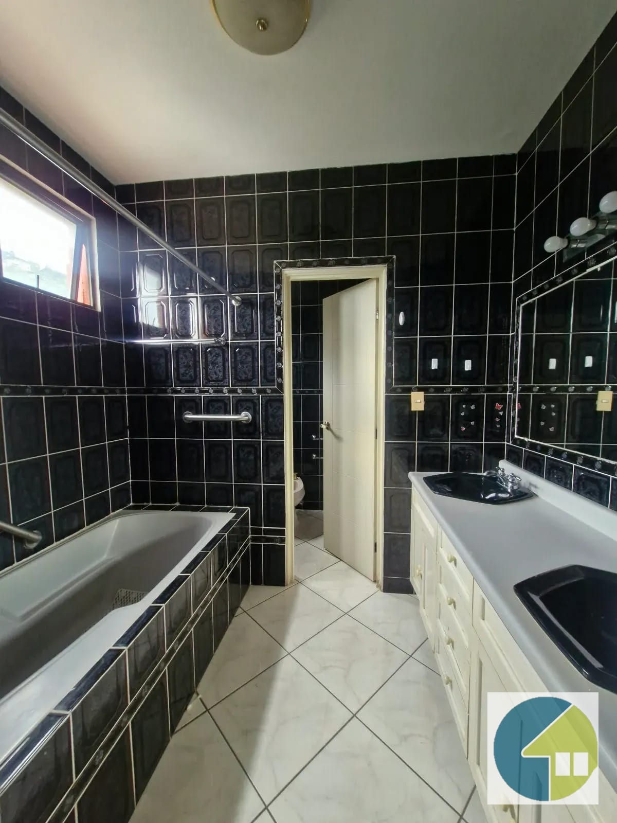 Baño — 🏙️✨ ¡vive con Elegancia y Disfruta de Impresionantes Vistas en Lomas — Apartamento en Alquiler en Carretera a El Salvador, Guatemala, Ciudad — foto 7 de 13