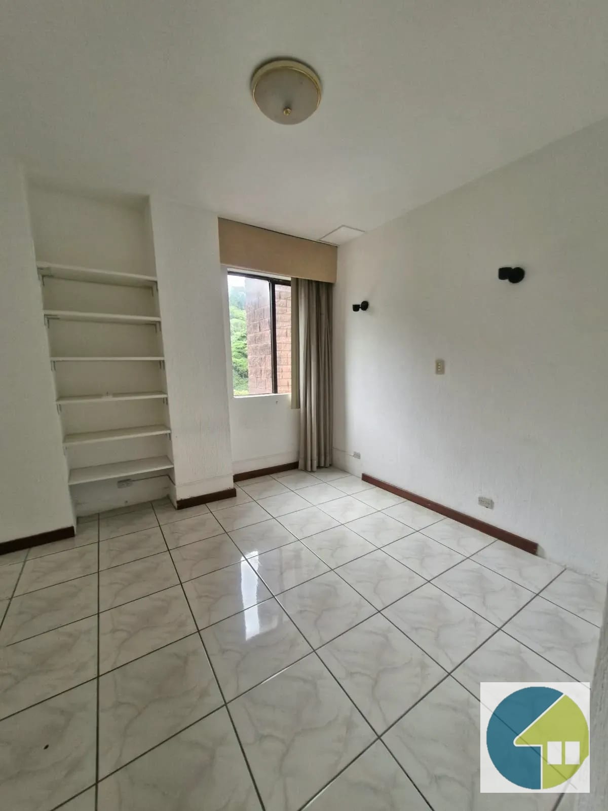 Dormitorio 2 — 🏙️✨ ¡vive con Elegancia y Disfruta de Impresionantes Vistas en Lomas — Apartamento en Alquiler en Carretera a El Salvador, Guatemala, Ciudad — foto 13 de 13