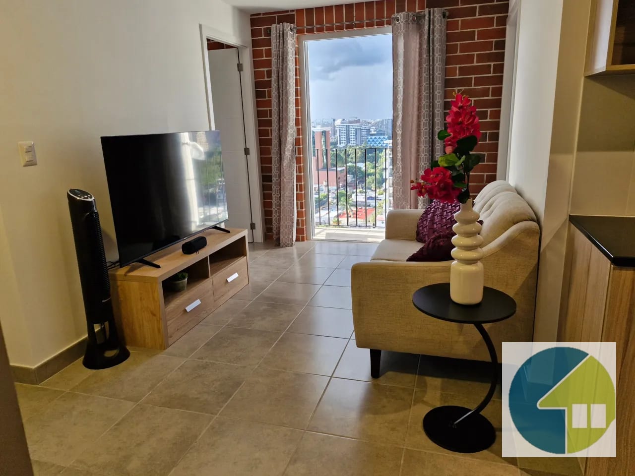Sala — Apartamento amueblado y equipado en venta en zona 10 — Apartamento en Venta en Fiamene, Zona 10, Guatemala, Ciudad — foto 1 de 14