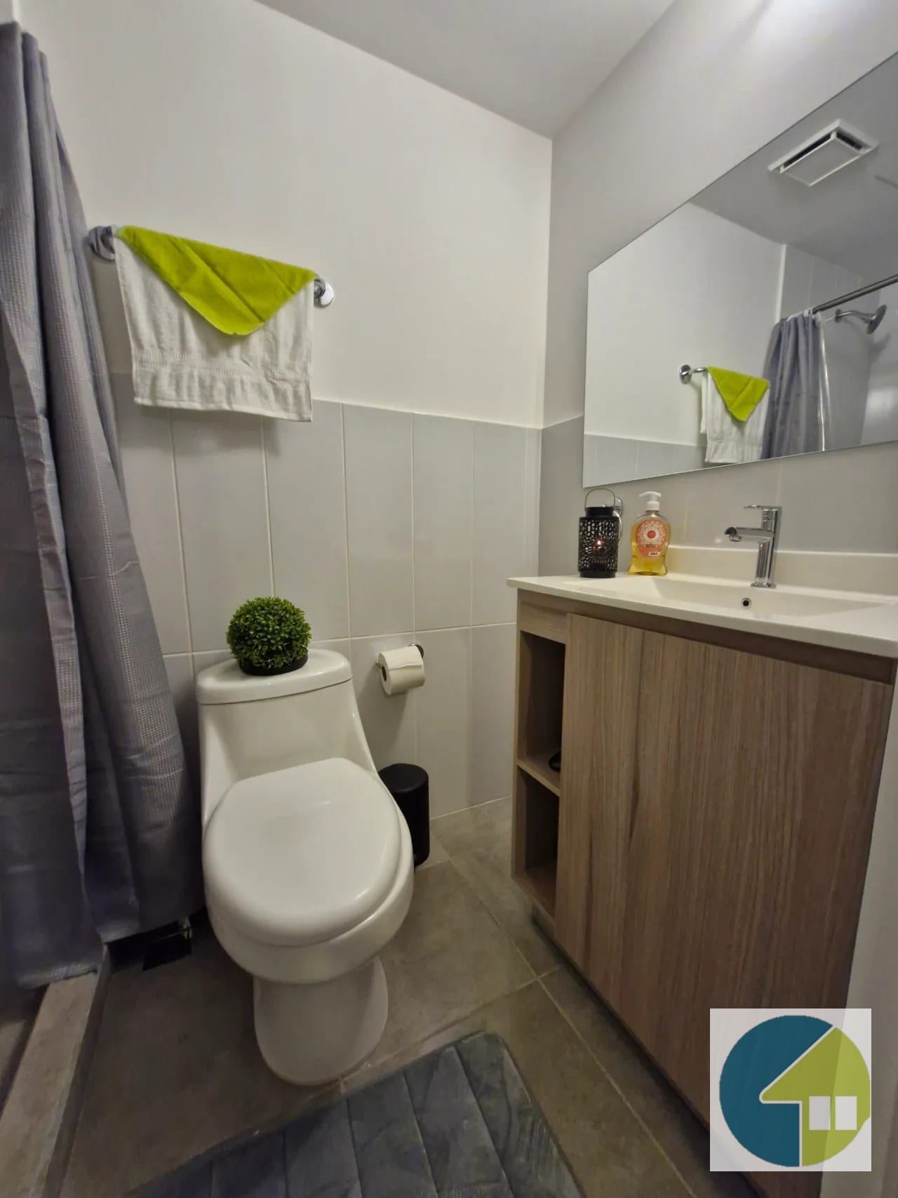 Baño — Apartamento amueblado y equipado en venta en zona 10 — Apartamento en Venta en Fiamene, Zona 10, Guatemala, Ciudad — foto 8 de 14