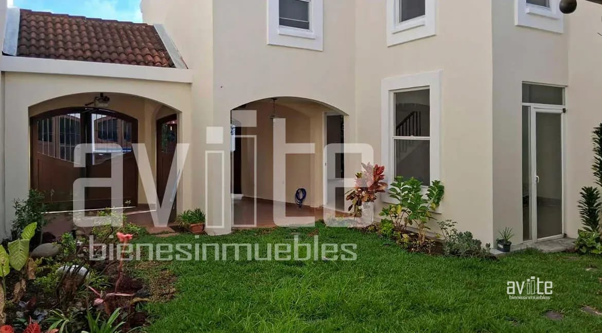 Condado Naranjo, Real Solana en venta. Lindo jardín, mucho espacio familiar — Casa en Venta en Condado Naranjo, Zona 4 Mixco, Guatemala, Ciudad — foto 7 de 11