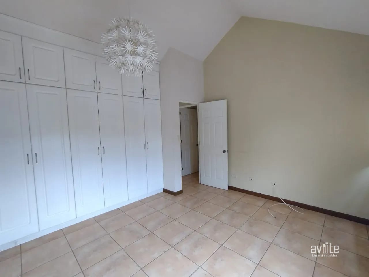 Condado Naranjo, casa Alambra en venta Q2,750,000 — Casa en Venta en Condado Naranjo, Zona 4 Mixco, Guatemala, Ciudad — foto 4 de 11