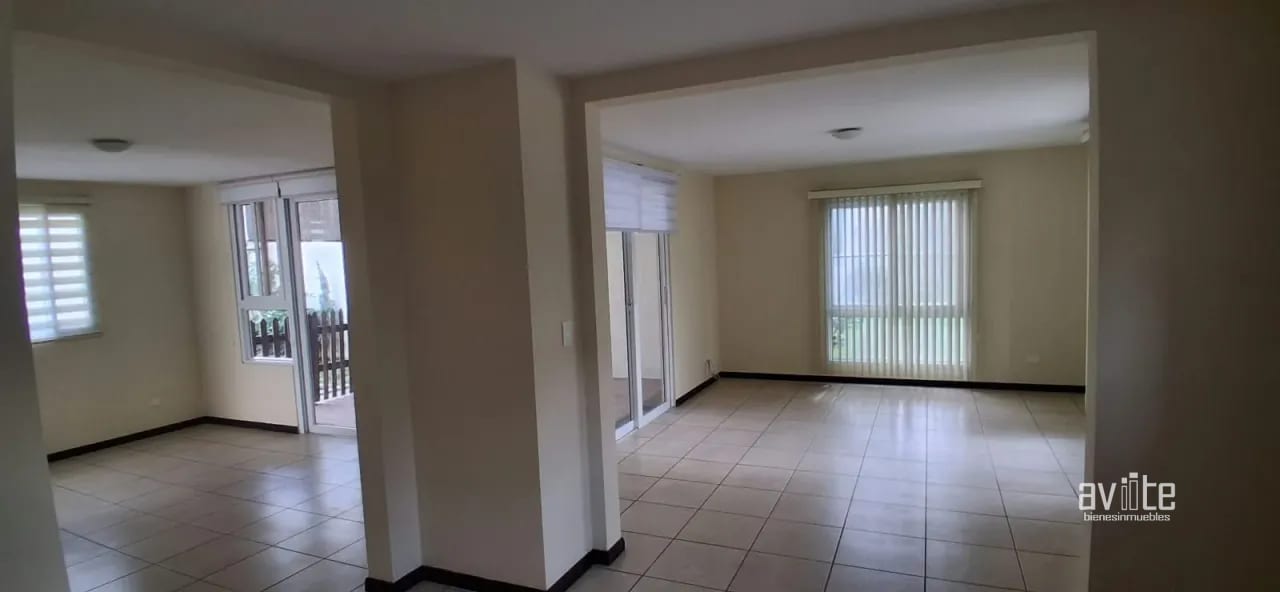 CONDADO NARANJO, jardín grande, dentro Alameda Norte, Q15,000 — Casa en Alquiler en Condado Naranjo, Zona 4 Mixco, Guatemala, Ciudad — foto 2 de 11