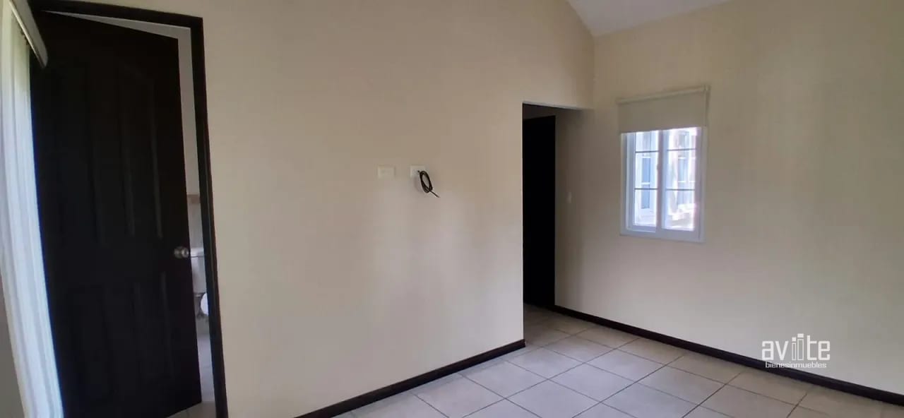 CONDADO NARANJO, jardín grande, dentro Alameda Norte, Q15,000 — Casa en Alquiler en Condado Naranjo, Zona 4 Mixco, Guatemala, Ciudad — foto 6 de 11