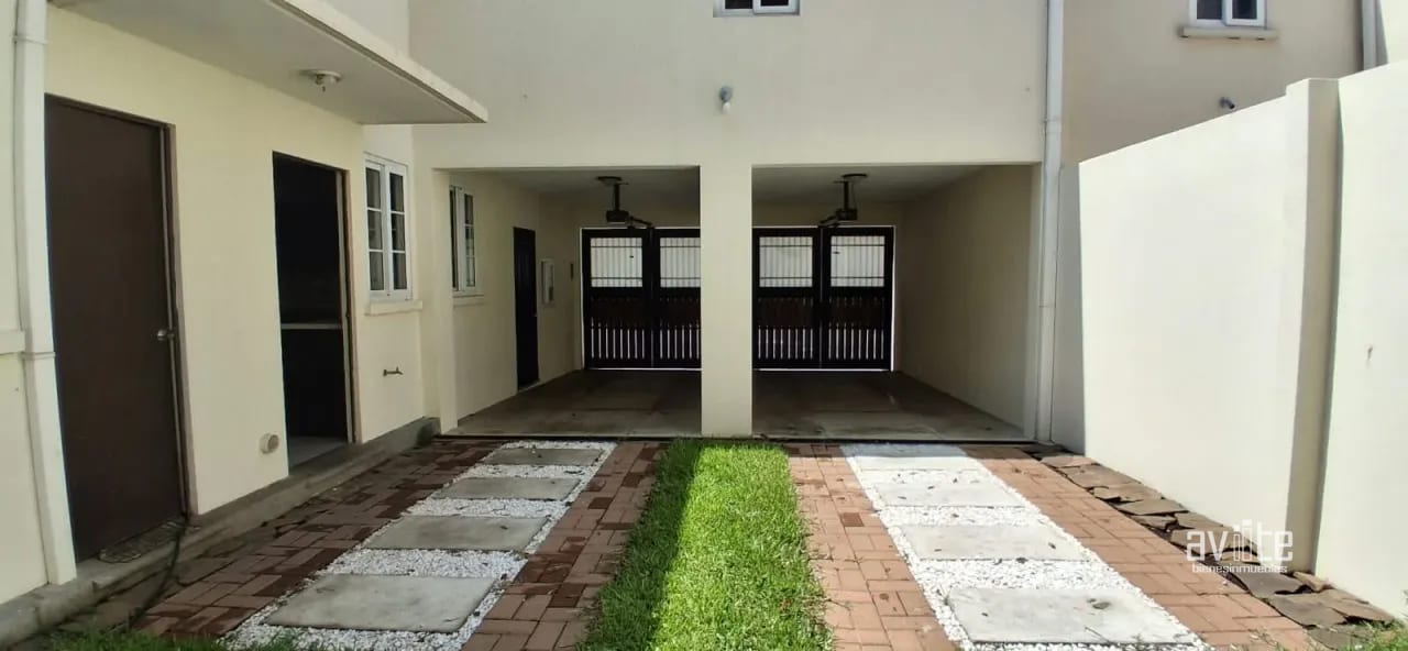CONDADO NARANJO, jardín grande, dentro Alameda Norte, Q15,000 — Casa en Alquiler en Condado Naranjo, Zona 4 Mixco, Guatemala, Ciudad — foto 9 de 11