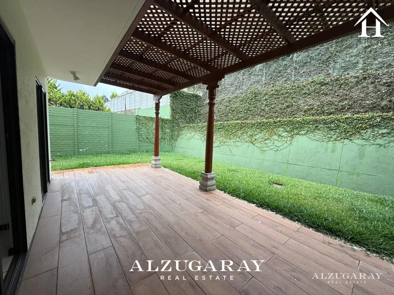 CASA C/ JARDÍN Y PERGOLA Z.16- 3 HAB. / VISTAS DE SAN ISIDRO — Casa en Venta en Vistas de San Isidro, Zona 16, Guatemala, Ciudad — foto 2 de 12