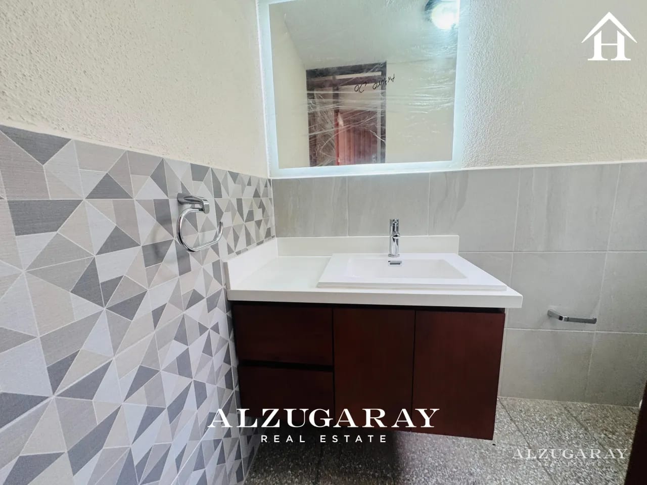 CASA CON AMPLIO JARDIN -5 HAB. / CONDOMINIO Z. 15 — Casa en Venta en Zona 15, Guatemala, Ciudad — foto 11 de 14