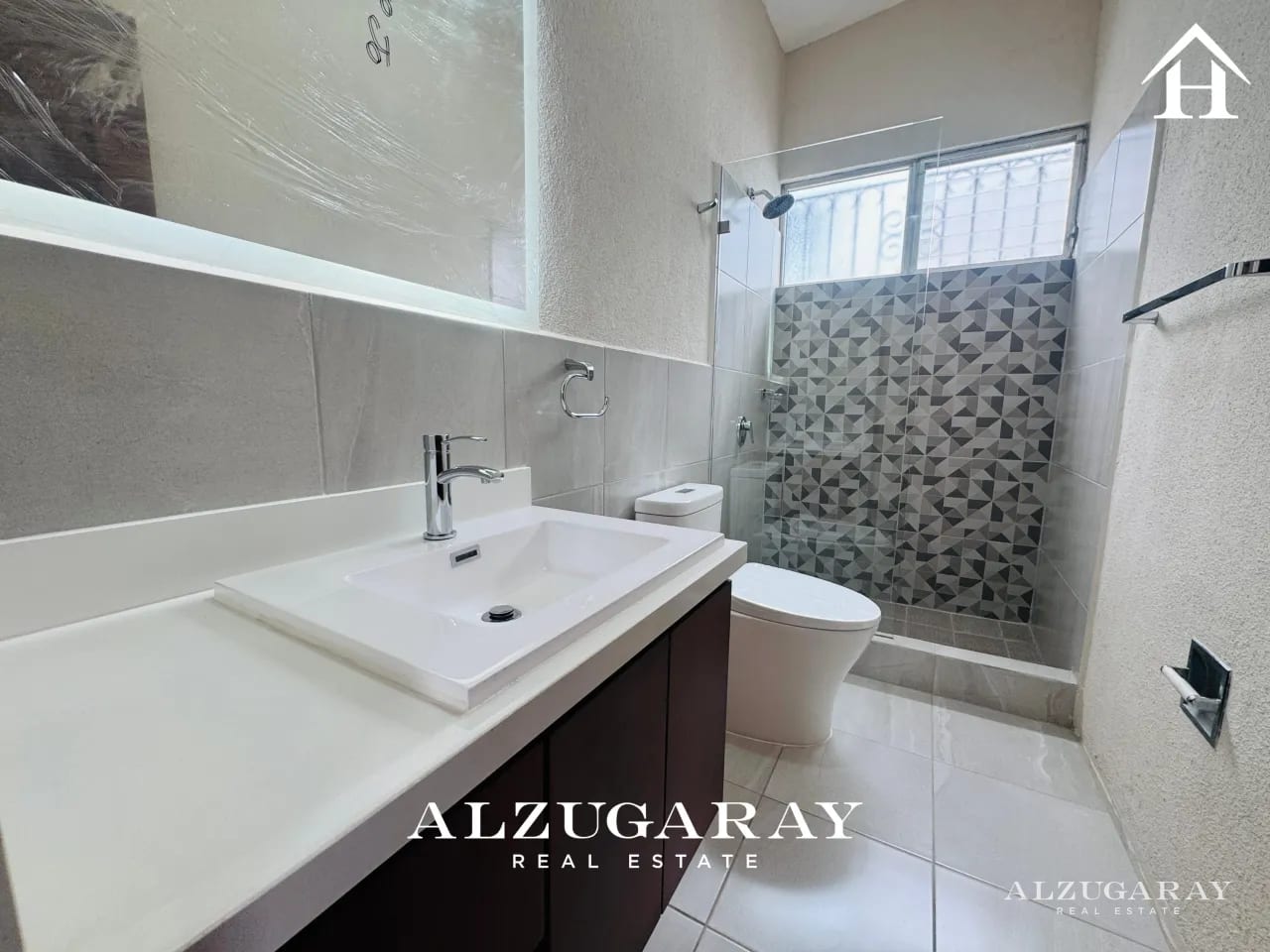 CASA CON AMPLIO JARDIN -5 HAB. / CONDOMINIO Z. 15 — Casa en Venta en Zona 15, Guatemala, Ciudad — foto 12 de 14