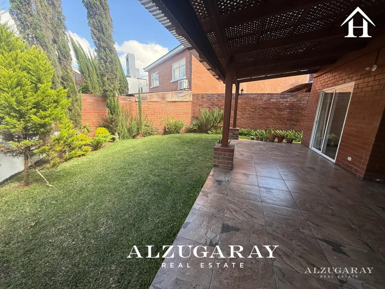 CASA AMPLIA CON JARDIN - 4 HAB. / EL PRADO ZONA 10 — Casa en Alquiler en Zona 10, Guatemala, Ciudad — foto 2 de 11