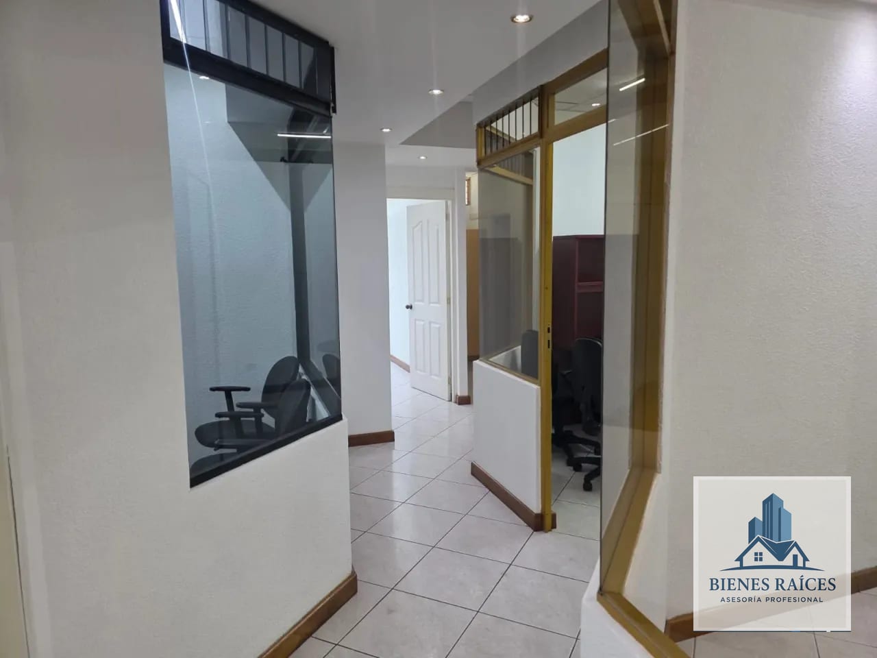 Cómoda y Amplia Oficina en Europlaza Totalmente Amueblada — Oficina en Venta en Zona 14, Guatemala, Ciudad — foto 2 de 4