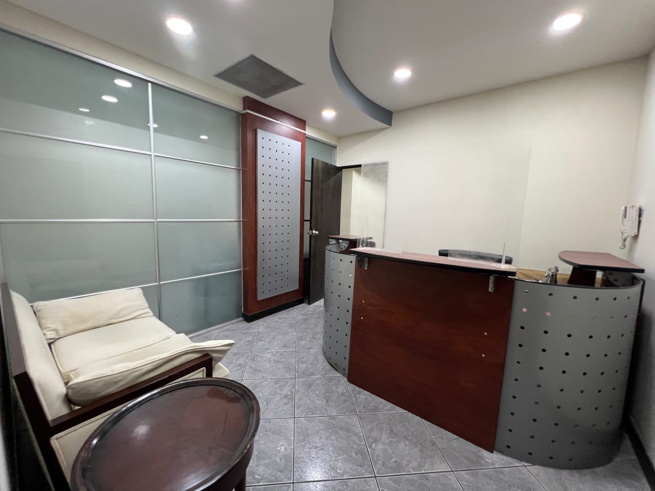 OFICINA VENTA EUROPLAZA ZONA 14 , 165 MTS2, 5 ESPACIOS TABICADOS, 2 BAÑOS , 2 PARQUEOS $275,000 — Oficina en Venta en Zona 14, Guatemala, Ciudad — foto 2 de 7