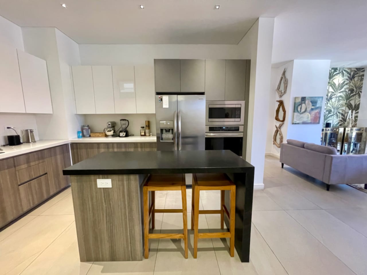Apartamento Amueblado Renta Maranta Oakland Zona 10, 2 Dormitorios, Sala Familiar, Dormitorio de Servicio, 2 Parqueos y Bodega, 166 MTS2 — Apartamento en Alquiler en Oakland I, Zona 10, Guatemala, Ciudad — foto 2 de 11
