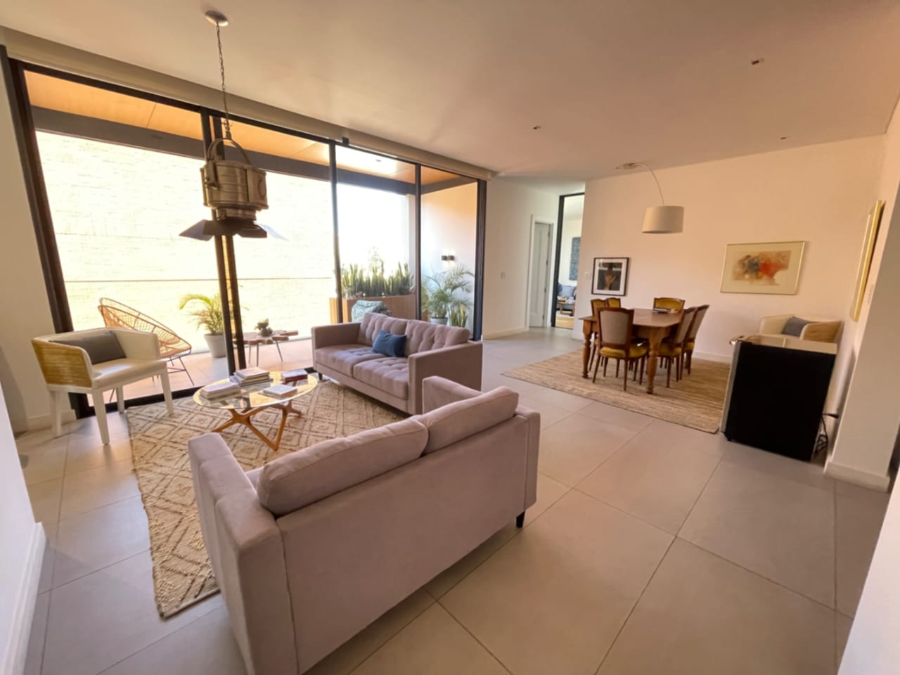Apartamento Amueblado Renta Maranta Oakland Zona 10, 2 Dormitorios, Sala Familiar, Dormitorio de Servicio, 2 Parqueos y Bodega, 166 MTS2 — Apartamento en Alquiler en Oakland I, Zona 10, Guatemala, Ciudad — foto 3 de 11