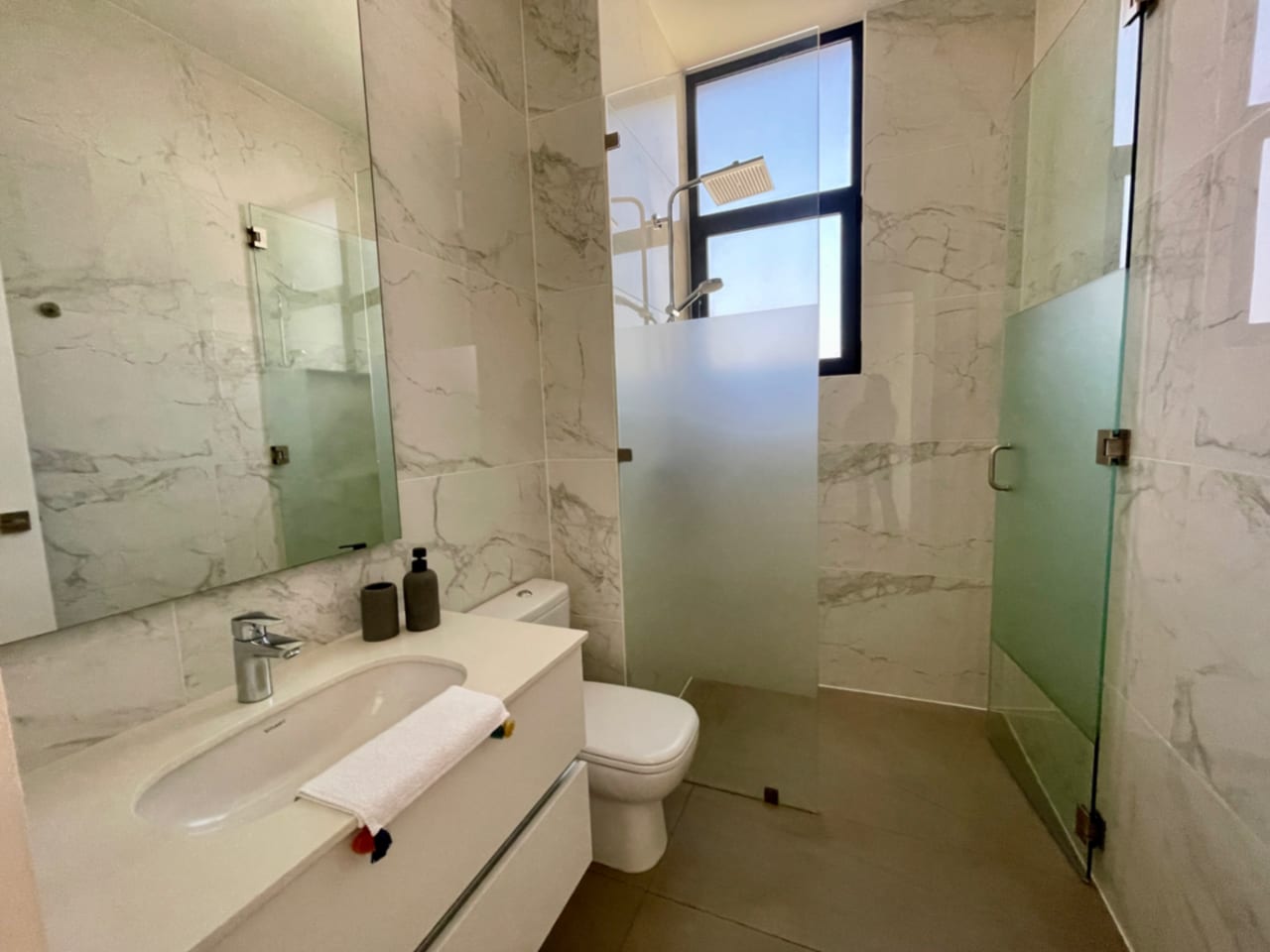 Apartamento Amueblado Renta Maranta Oakland Zona 10, 2 Dormitorios, Sala Familiar, Dormitorio de Servicio, 2 Parqueos y Bodega, 166 MTS2 — Apartamento en Alquiler en Oakland I, Zona 10, Guatemala, Ciudad — foto 11 de 11