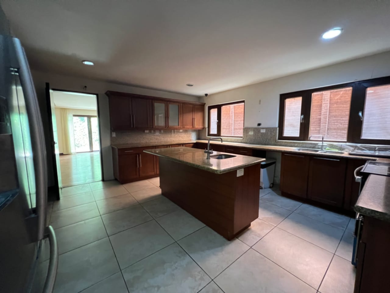 CASA RENTA CONDOMINIO EXCLUSIVO LA JOYA ZONA 10, 430 MTS2, 4 DORMITORIOS $4,000 DÓLARES MÁS IVA — Casa en Alquiler en Zona 10, Guatemala, Ciudad — foto 1 de 4