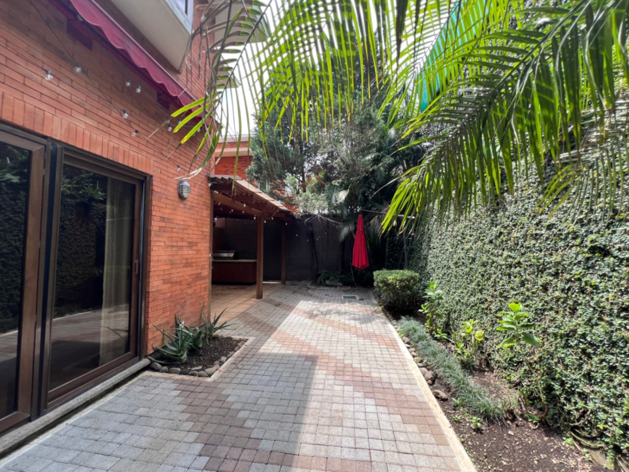 CASA RENTA CONDOMINIO EXCLUSIVO LA JOYA ZONA 10, 430 MTS2, 4 DORMITORIOS $4,000 DÓLARES MÁS IVA — Casa en Alquiler en Zona 10, Guatemala, Ciudad — foto 3 de 4