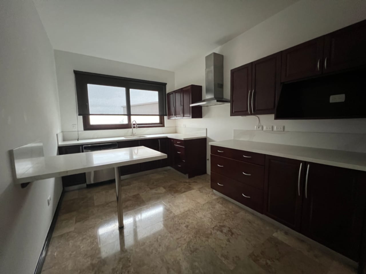 MUXBAL CASA VENTA DENTRO DE CONDOMINIO PRIVADO, 3 DORMITORIOS, SALÓN DE JUEGOS CON SALIDA A JARDÍN Y BAÑOS COMPLETOS, 365 MTS2, 2 PARQUEOS, 3 DIFERENTES ACCESOS, $580,000 DÓLARES — Casa en Venta en Muxbal, Guatemala, Ciudad — foto 9 de 14