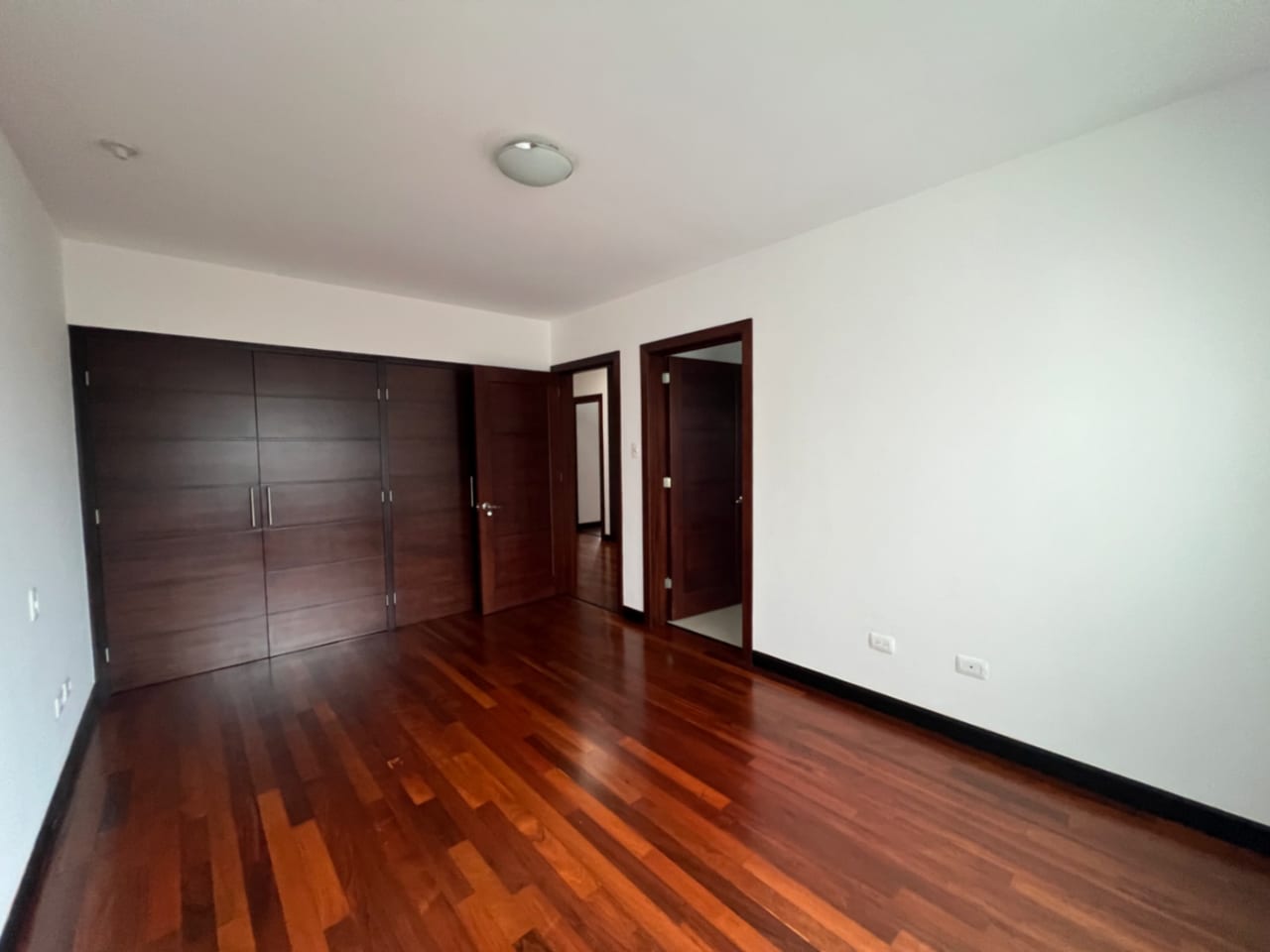 MUXBAL CASA VENTA DENTRO DE CONDOMINIO PRIVADO, 3 DORMITORIOS, SALÓN DE JUEGOS CON SALIDA A JARDÍN Y BAÑOS COMPLETOS, 365 MTS2, 2 PARQUEOS, 3 DIFERENTES ACCESOS, $580,000 DÓLARES — Casa en Venta en Muxbal, Guatemala, Ciudad — foto 13 de 14