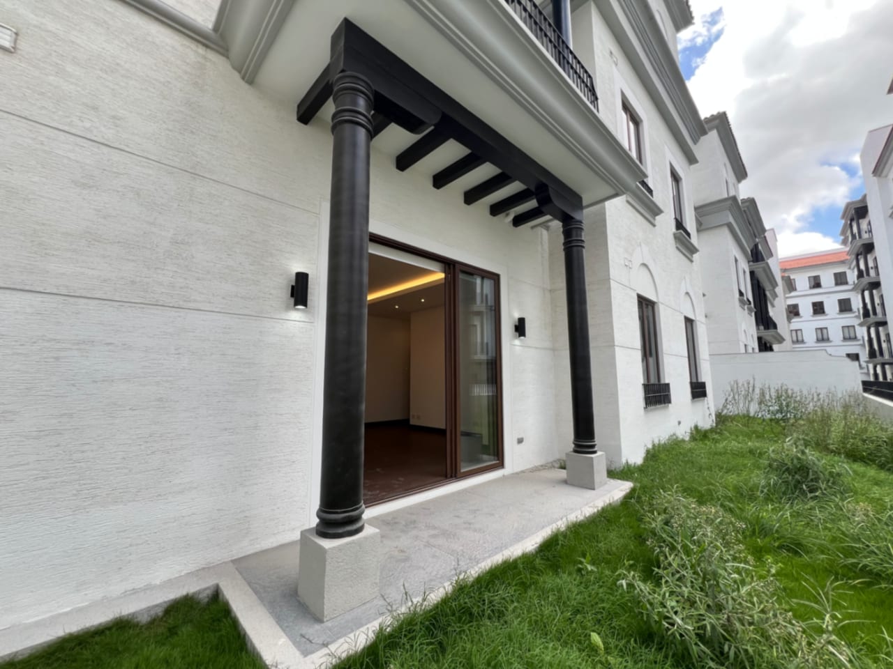 NOGALES DE CAYALÁ ZONA 16, APARTAMENTO NUEVO CON JARDÍN 3 DORMITORIOS VENTA Y/O RENTA 160 MTS2 APTO + 50 MTS JARDÍN + 4 PARQUEOS VENTA $850,000 RENTA $3,250 — Apartamento en Alquiler en Zona 16, Guatemala, Ciudad — foto 3 de 9