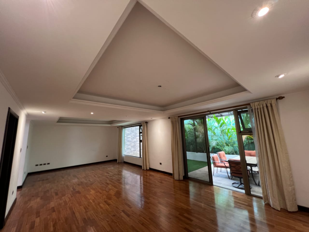 CASA RENTA ZONA 10, OAKLAND , 4 DESNIVELES, 3 DORMITORIOS , CONDOMINIO PRIVADO CON GARITA. $2,500 + IVA — Casa en Alquiler en Zona 10, Guatemala, Ciudad — foto 10 de 17