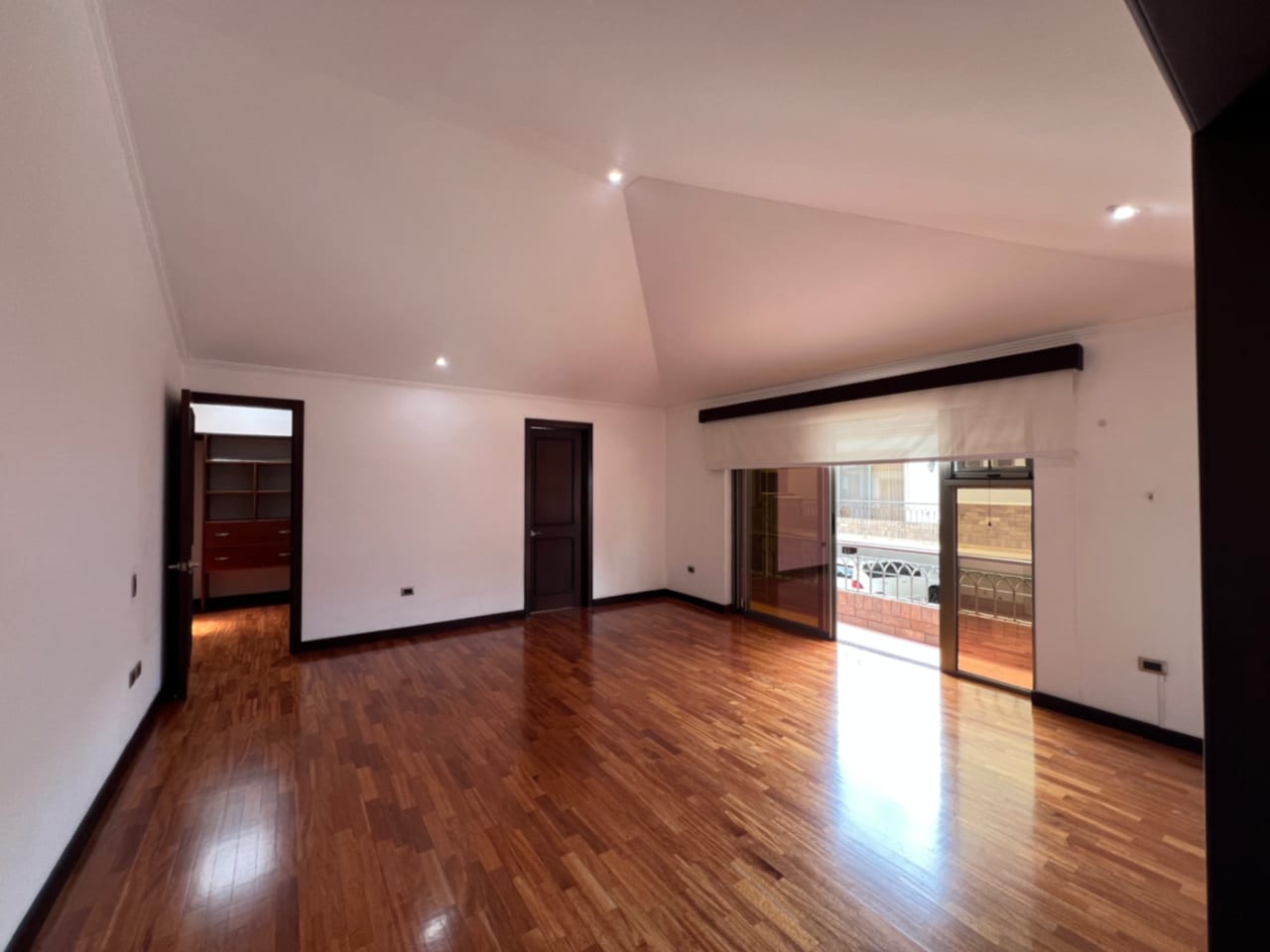CASA RENTA ZONA 10, OAKLAND , 4 DESNIVELES, 3 DORMITORIOS , CONDOMINIO PRIVADO CON GARITA. $2,500 + IVA — Casa en Alquiler en Zona 10, Guatemala, Ciudad — foto 15 de 17
