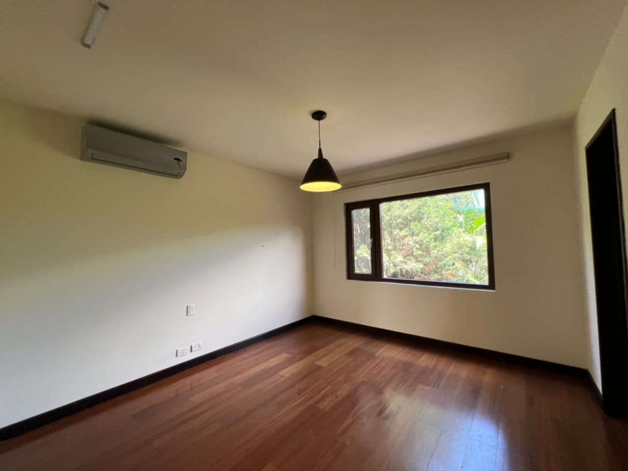CASA RENTA CONDOMINIO EXCLUSIVO LA JOYA ZONA 10, 430 MTS2, 4 DORMITORIOS $4,500 DÓLARES MÁS IVA — Casa en Alquiler en Zona 10, Guatemala, Ciudad — foto 9 de 17