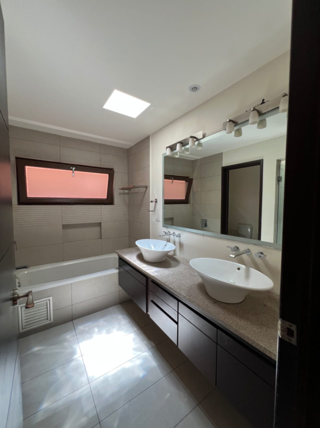 CASA RENTA CONDOMINIO EXCLUSIVO LA JOYA ZONA 10, 430 MTS2, 4 DORMITORIOS $4,500 DÓLARES MÁS IVA — Casa en Alquiler en Zona 10, Guatemala, Ciudad — foto 13 de 17