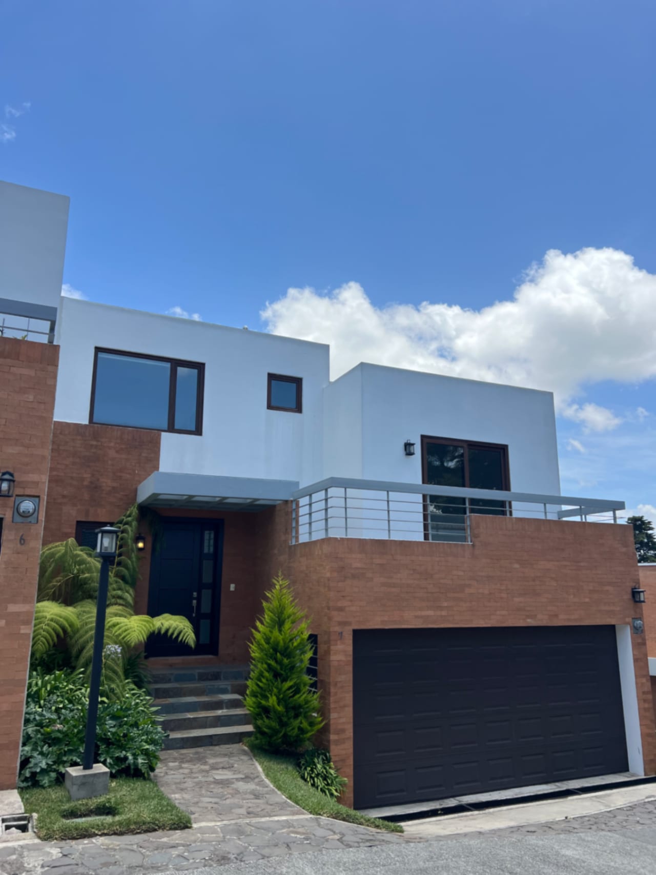 Muxbal Casa Venta Dentro de Condominio Privado, 3 Dormitorios, Salón de Juegos con Salida a Jardín y Baños Completos, 365 MTS2, 2 Parqueos, 3 Diferentes Accesos, $580,000 Dólares — Casa en Venta en Muxbal, Guatemala, Ciudad — foto 1 de 17