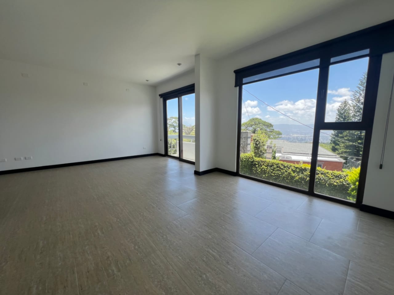 Muxbal Casa Venta Dentro de Condominio Privado, 3 Dormitorios, Salón de Juegos con Salida a Jardín y Baños Completos, 365 MTS2, 2 Parqueos, 3 Diferentes Accesos, $580,000 Dólares — Casa en Venta en Muxbal, Guatemala, Ciudad — foto 16 de 17