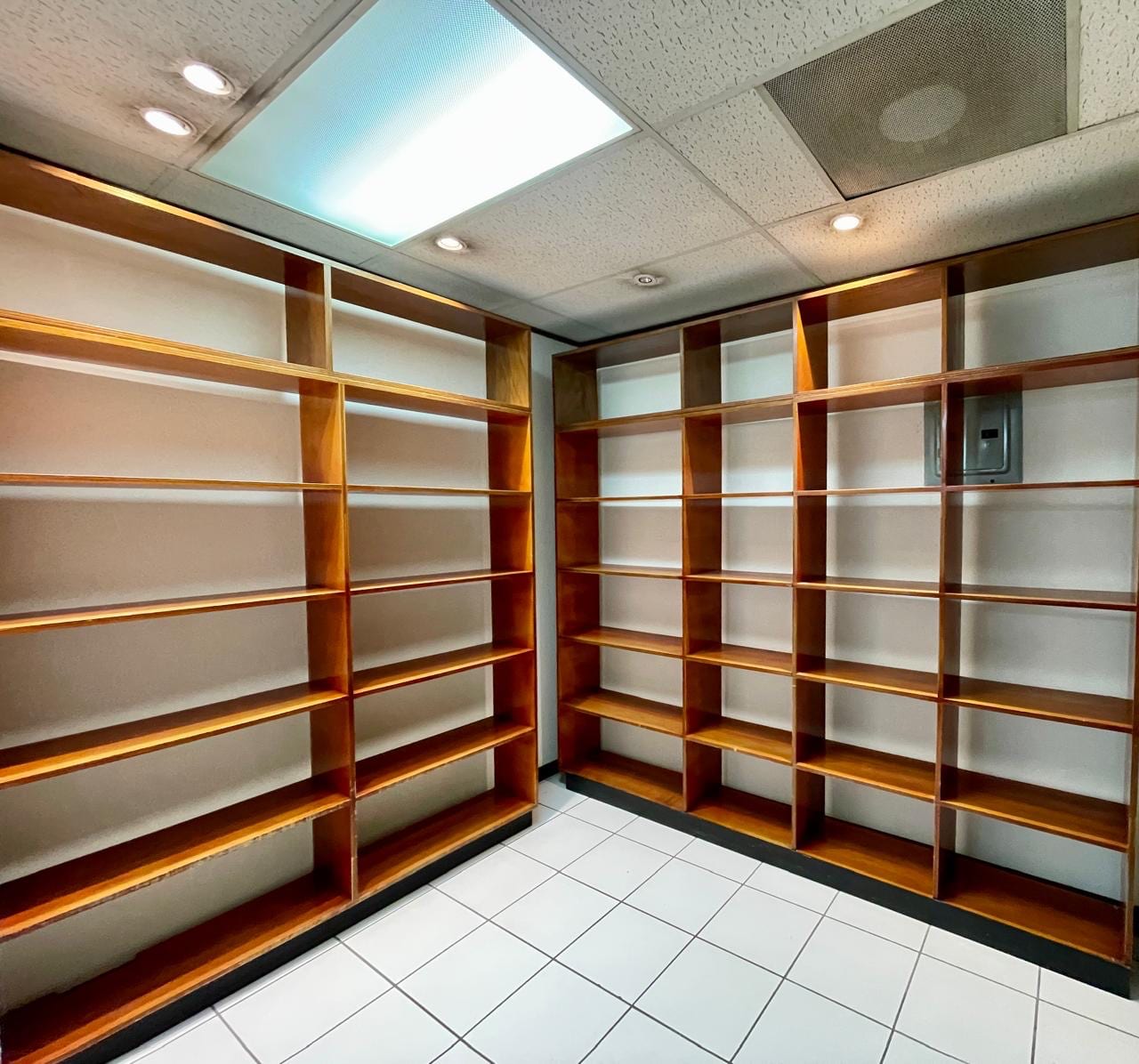 Clínica Médica Zona 10 Centro Médico Renta 85 Mts $1,800 — Clínica en Alquiler en Zona 10, Guatemala, Ciudad — foto 2 de 8