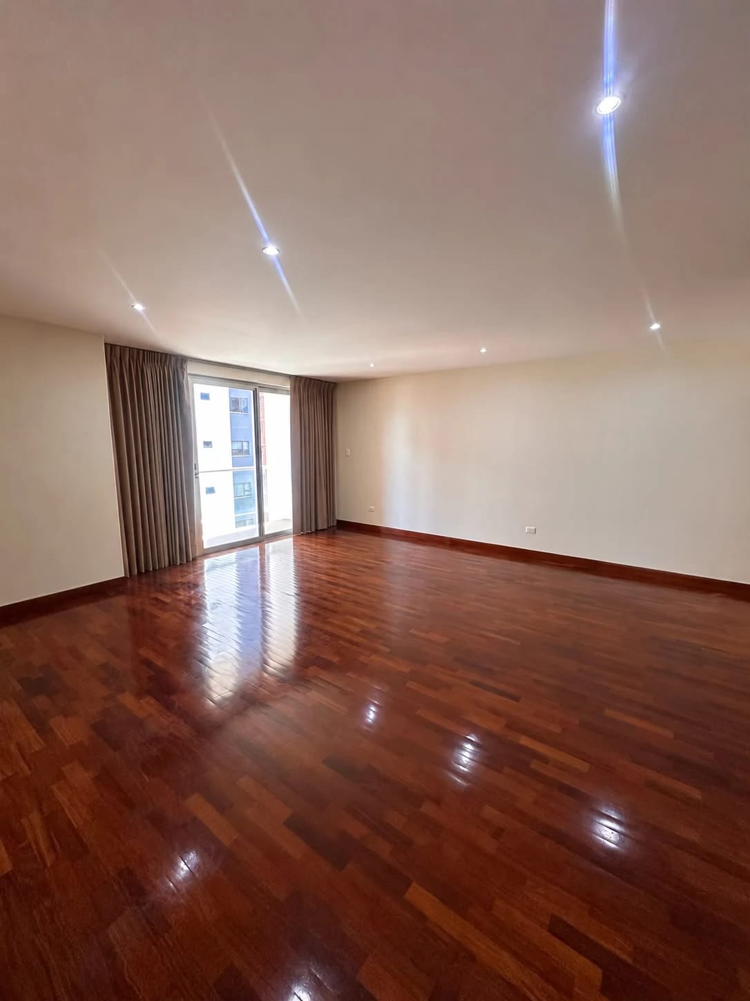 Amplio Apartamento en Venta Zona 14 a una Cuadra de las Americas — Apartamento en Venta en Akoya, Zona 14, Guatemala, Ciudad — foto 2 de 17