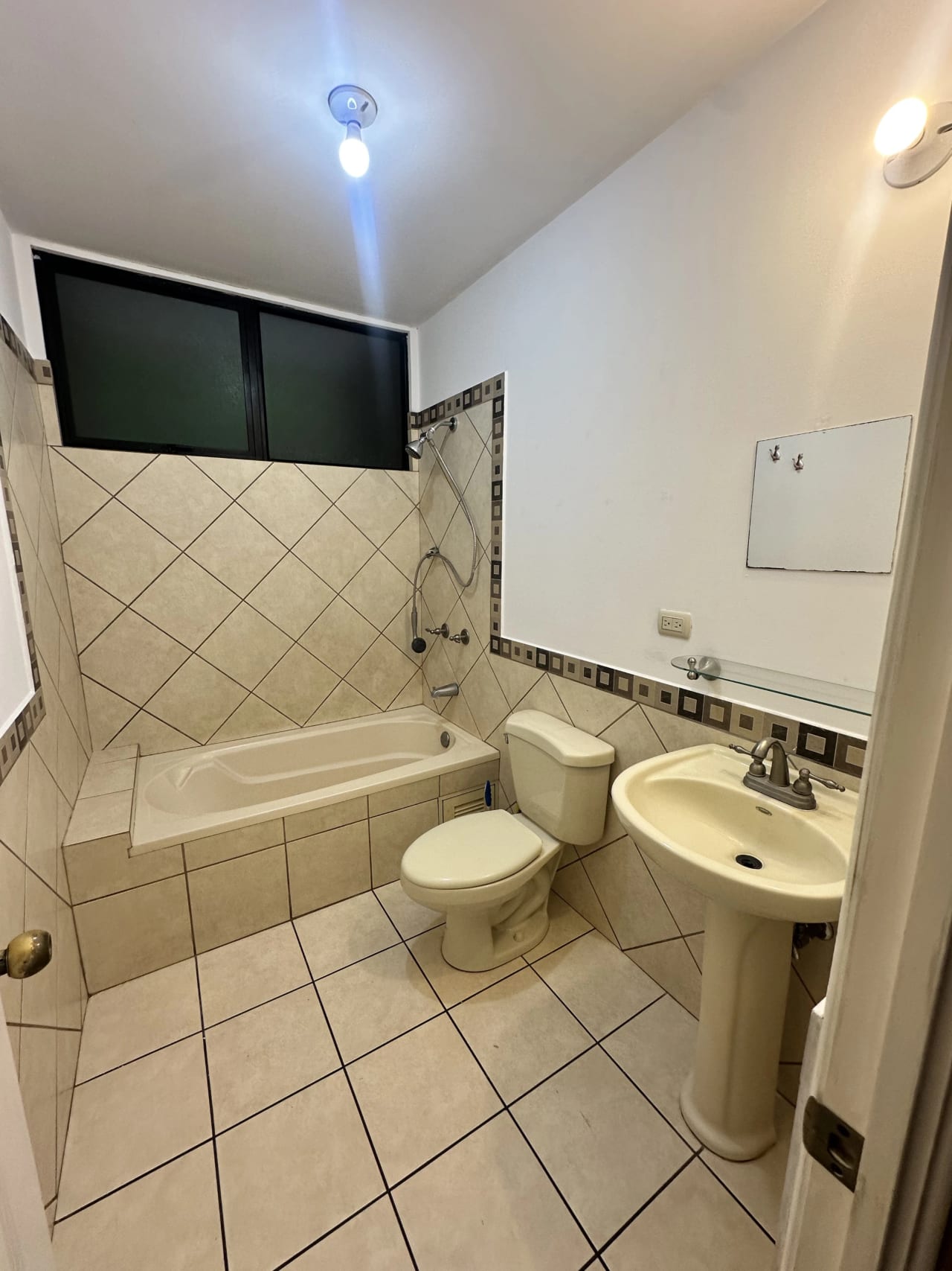 BAÑO COMPLETO — apartamento por solo $125,000 — Apartamento en Venta en Monte bello, Carretera a El Salvador, Guatemala, Ciudad — foto 5 de 8