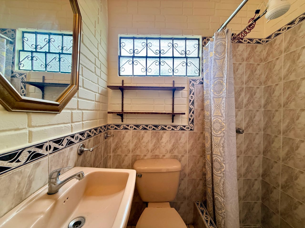 Vendo casa dentro de garita en zona 10 — Casa en Venta en Zona 10, Guatemala, Ciudad — foto 10 de 12