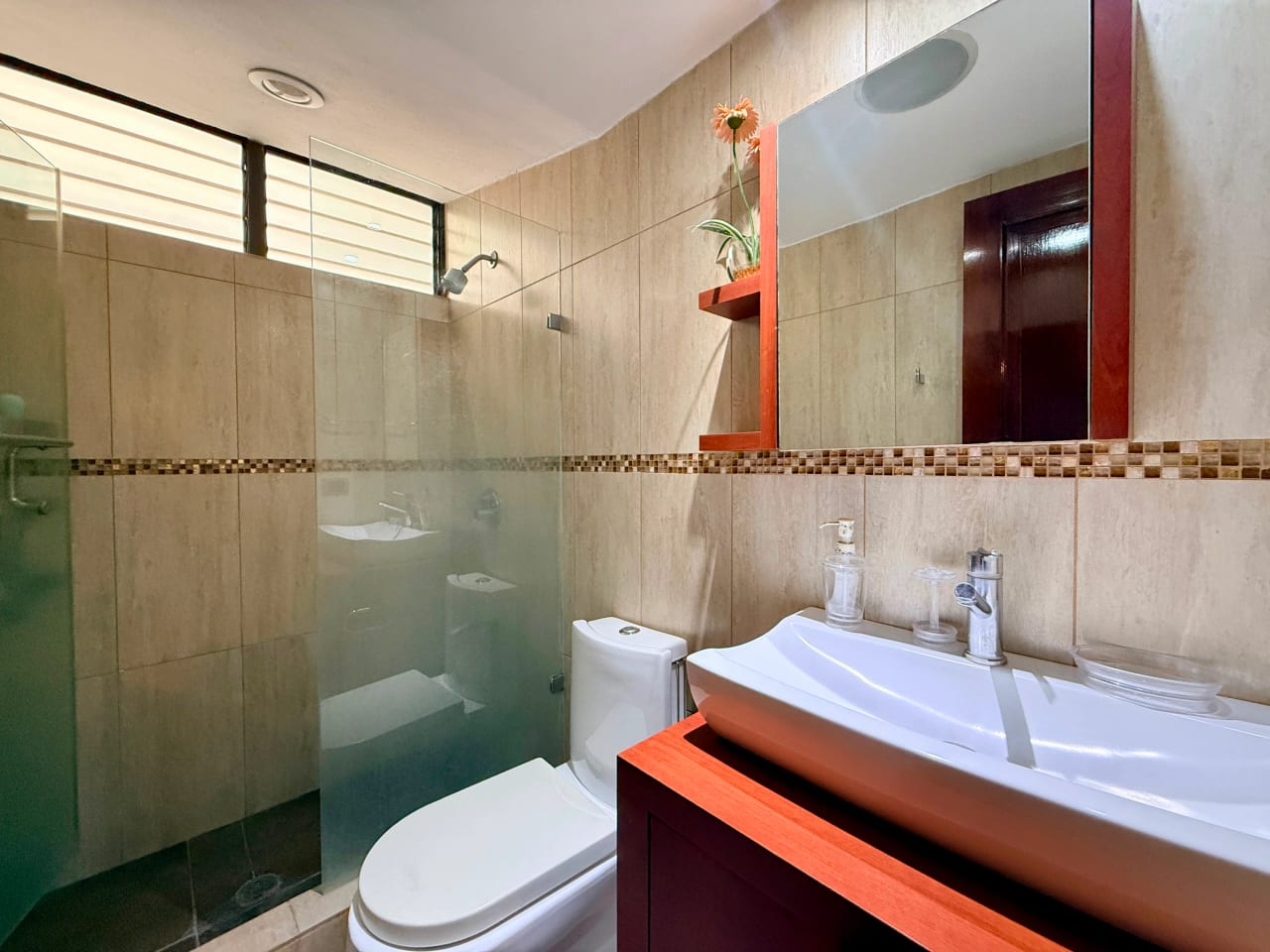 Alquilo apartamento amueblado en Moradas del Acueducto zona 10 — Apartamento en Alquiler en Zona 10, Guatemala, Ciudad — foto 15 de 17