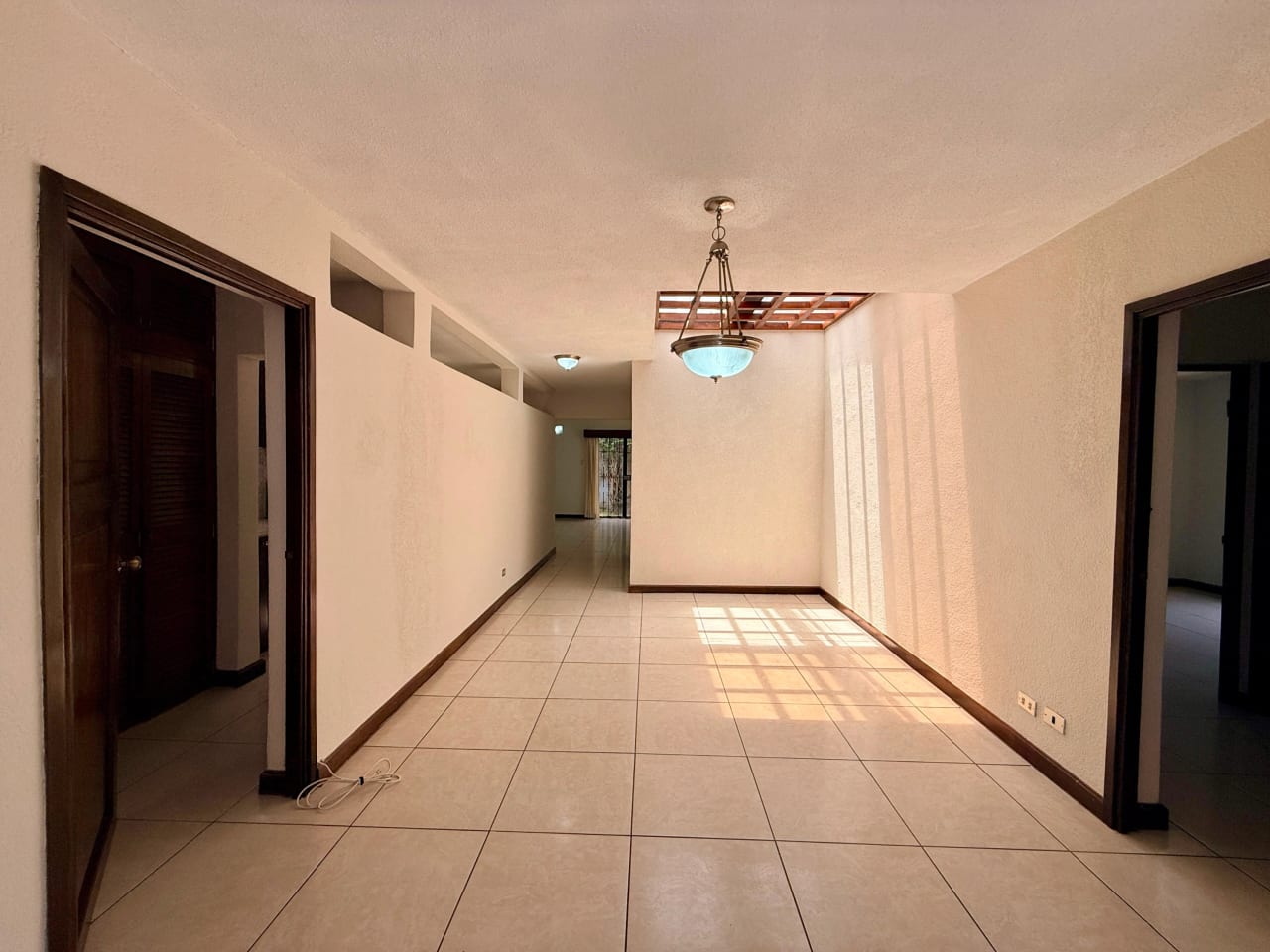 Vendo casa dentro de garita en zona 10 - Image 4