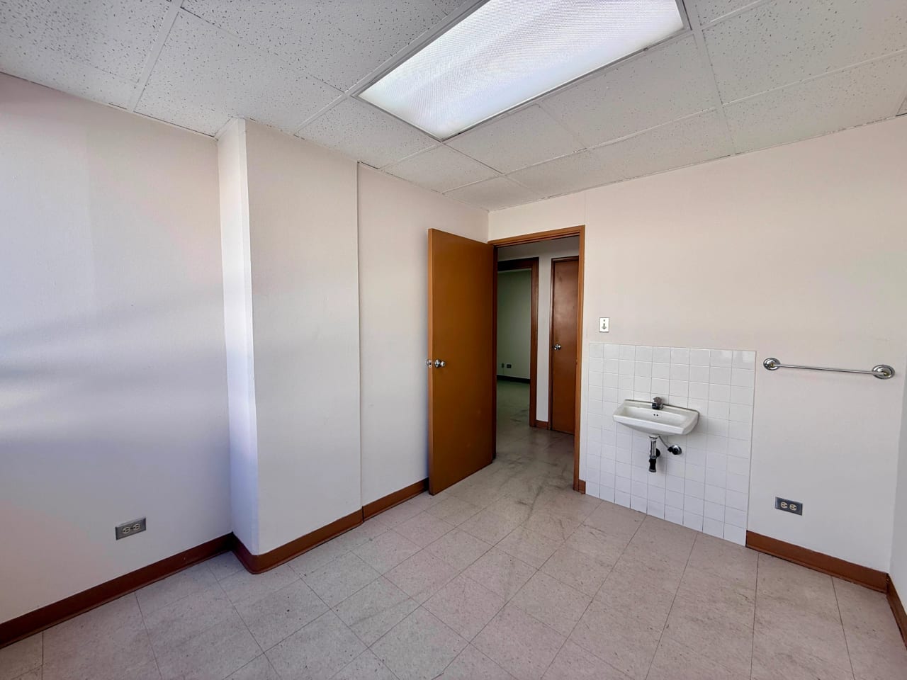 Vendo clinica en edificio Santa Clara zona 10 — Clínica en Venta en Zona 10, Guatemala, Ciudad — foto 4 de 13